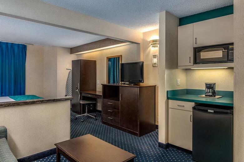 Hotel Howard Johnson Inn And Suites By Vancouver Mall