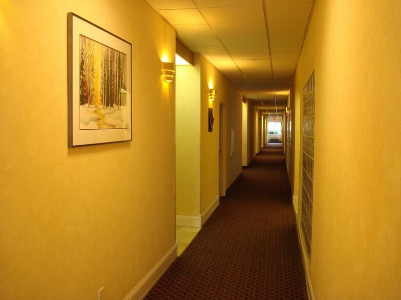 Hotel Howard Johnson Inn And Suites By Vancouver Mall