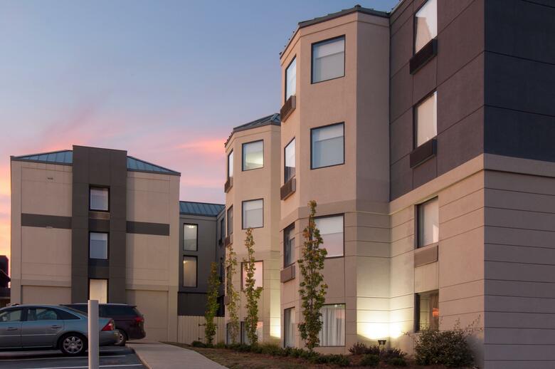 Holiday Inn Express Hotel & Suites Spence Lane