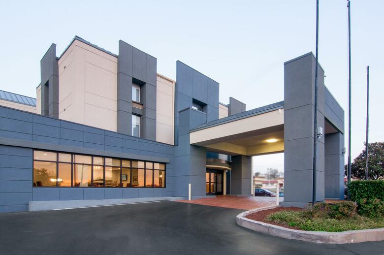 Holiday Inn Express Hotel & Suites Spence Lane