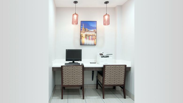 Holiday Inn Express Hotel & Suites Spence Lane