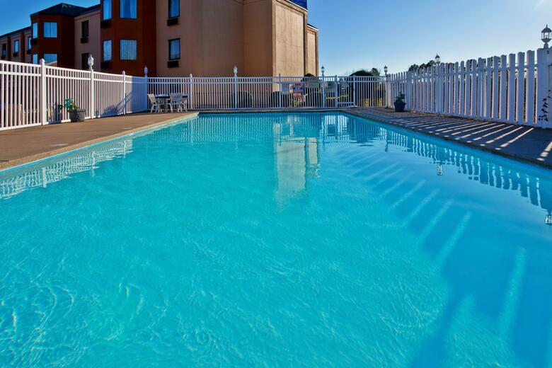 Holiday Inn Express Hotel & Suites Spence Lane