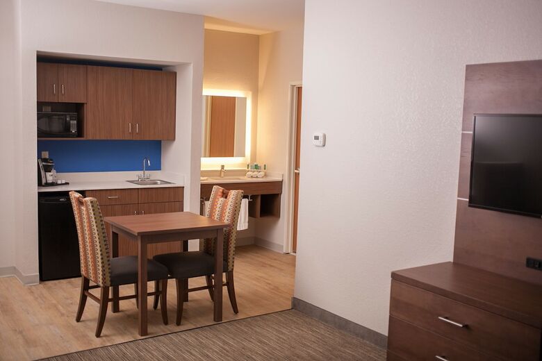 Holiday Inn Express Hotel & Suites