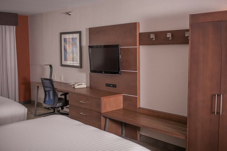 Holiday Inn Express Hotel & Suites