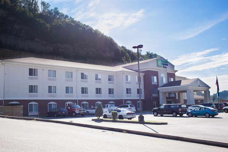 Holiday Inn Express Hotel & Suites