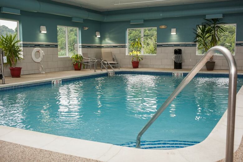 Holiday Inn Express Hotel & Suites