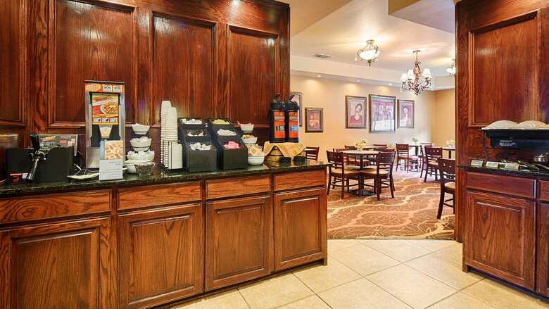 Hotel Best Western Plus Crown Colony Inn & Suites