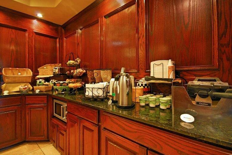 Hotel Best Western Plus Crown Colony Inn & Suites