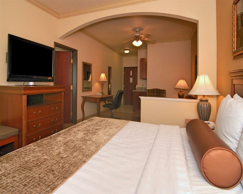 Hotel Best Western Plus Crown Colony Inn & Suites