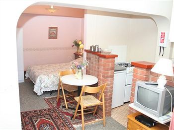 Crossways & Sea View Holiday Apartments