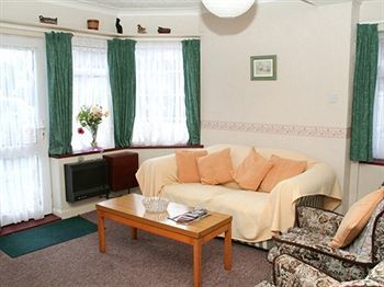 Crossways & Sea View Holiday Apartments