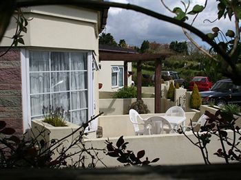 Crossways & Sea View Holiday Apartments