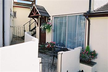 Crossways & Sea View Holiday Apartments