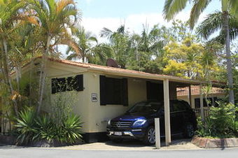 Cabana Ashmore Palms Holiday Village