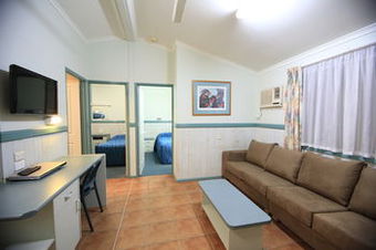 Cabana Ashmore Palms Holiday Village