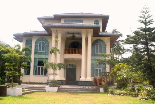 Hotel Myitkyina Palm Spring Resort