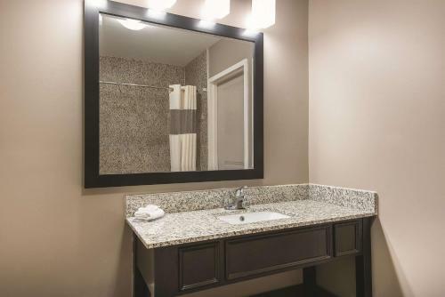 Hotel La Quinta By Wyndham Brooklyn East