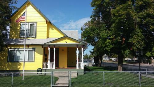 Maple Leaf Manor Furnished Apartments