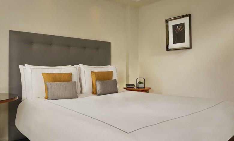 Hotel Park Plaza Victoria London