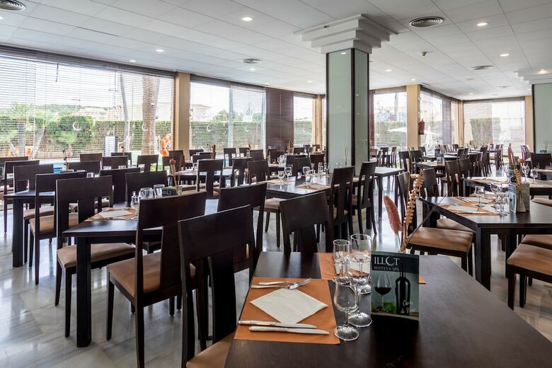 Hotel Illot Suites