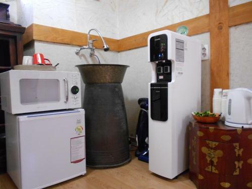 Hostal Happiness Full Hanok Guesthouse