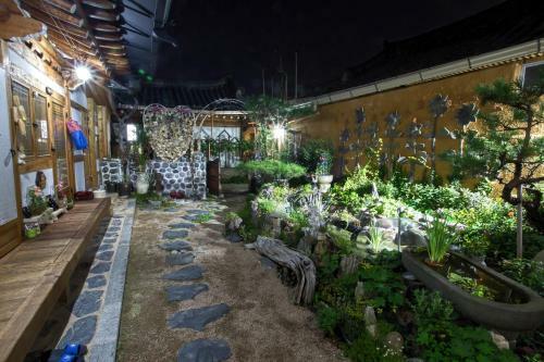 Hostal Happiness Full Hanok Guesthouse