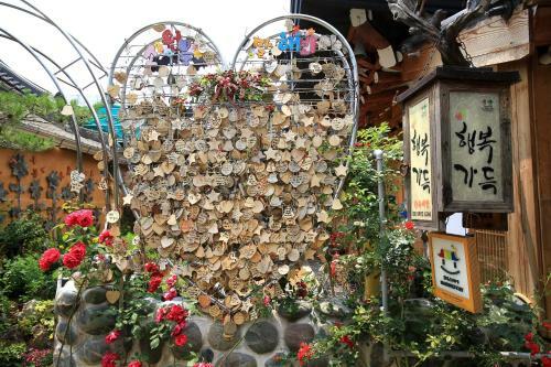 Hostal Happiness Full Hanok Guesthouse