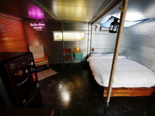 Hostal Twotwo House