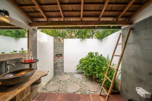 Flower Bud Bungalow Balangan