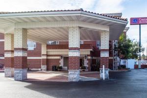 Hotel Comfort Suites Airport