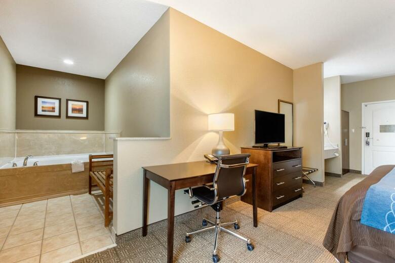 Hotel Comfort Inn & Suites