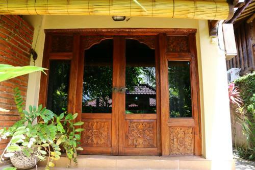 Lovina Beachhouse Villas