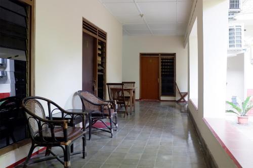 Hostal Oyo 524 Makuta Hotel