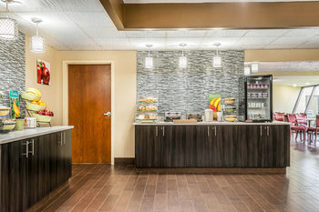 Hotel Quality Inn & Suites Airport