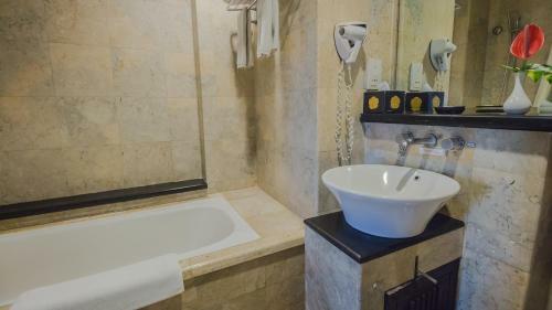 Hotel The Lokha Legian Resort And Spa