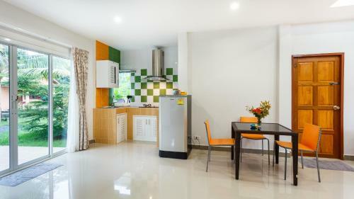 Hostal Bangtao Local House Rental