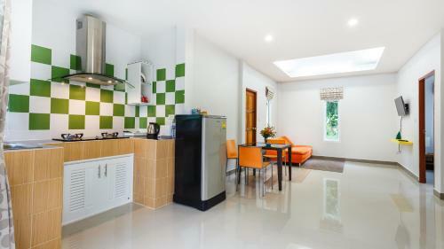 Hostal Bangtao Local House Rental
