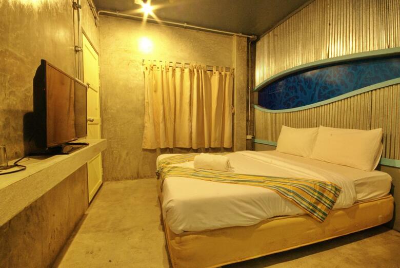 Hostal Khaolak Seafan Bed & Breakfast