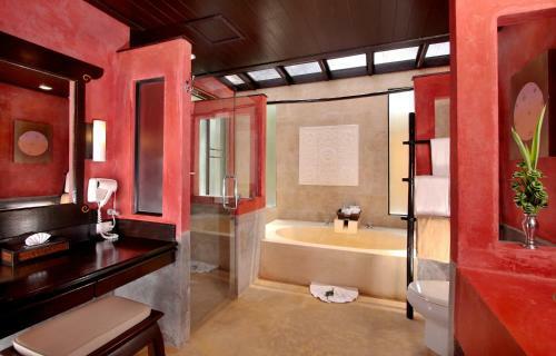 Hotel The Village Resort & Spa