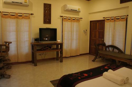 Hotel Palm Village