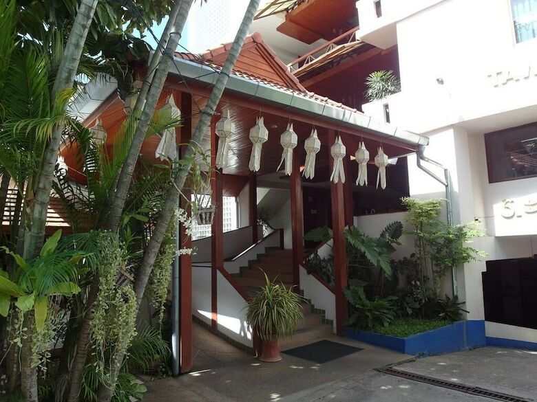 Hotel Tawan Court