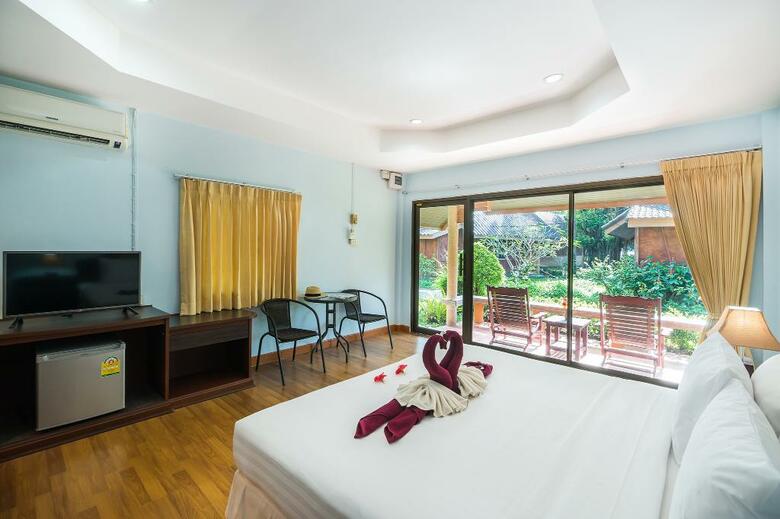 Hotel Kaw Kwang Beach Resort