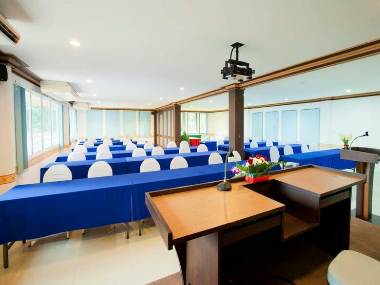 Hotel Kaw Kwang Beach Resort