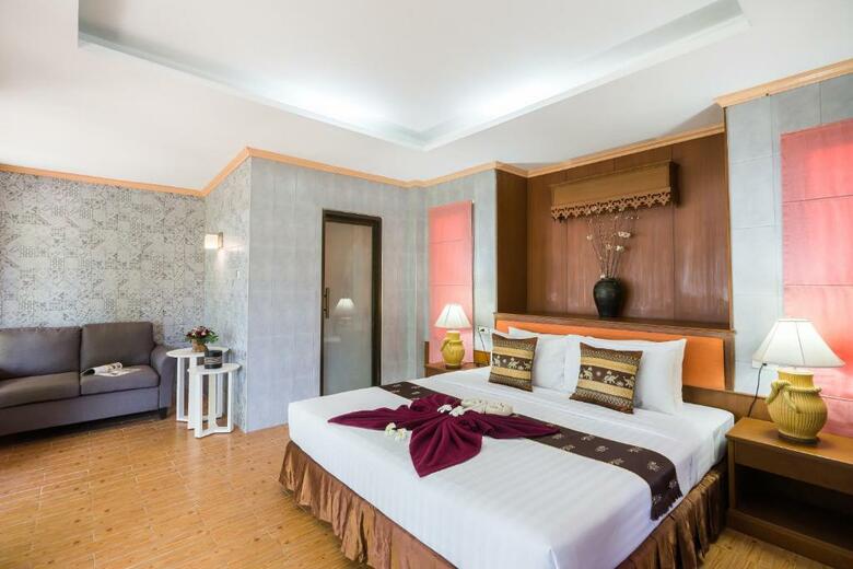 Hotel Kaw Kwang Beach Resort