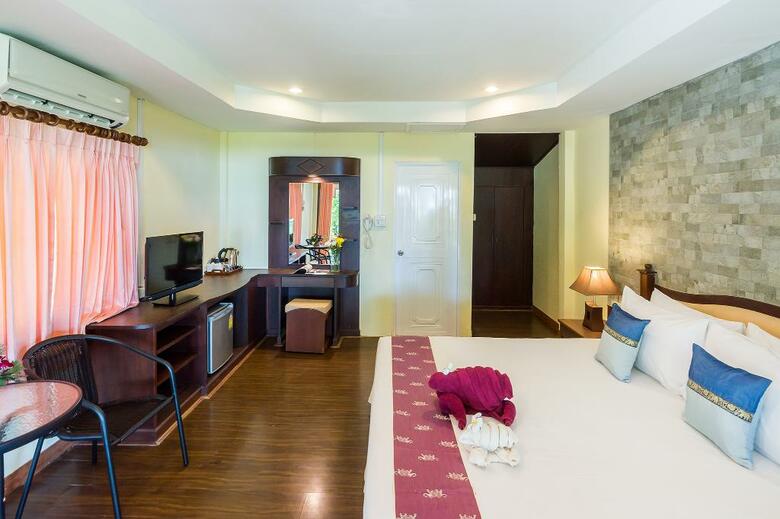 Hotel Kaw Kwang Beach Resort