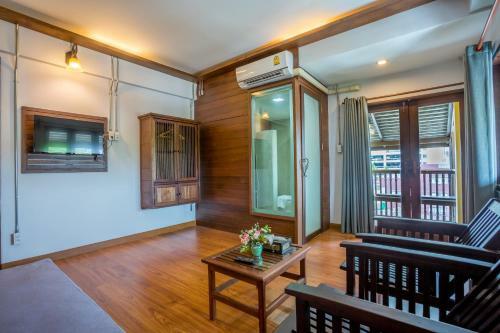 Hotel Night Bazaar Inn