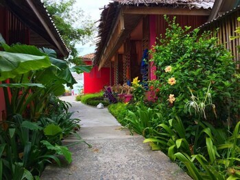 Hotel Cha-ba Bungalow & Art Gallery