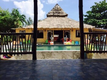 Hotel Cha-ba Bungalow & Art Gallery