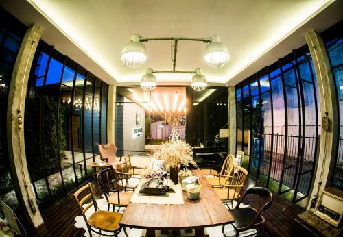 Hotel The Restro