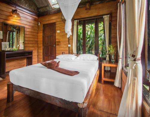 Lodge Khaosok Riverside Cottages
